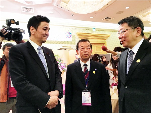 赴日訪問的台北市長柯文哲（右）昨晚在東京舉行「台北之夜」酒會，並與日本安倍首相的胞弟、眾議員岸信夫（左）、前行政院長謝長廷（中）等人，就台日關係交換意見。
（駐日特派員張茂森攝）
