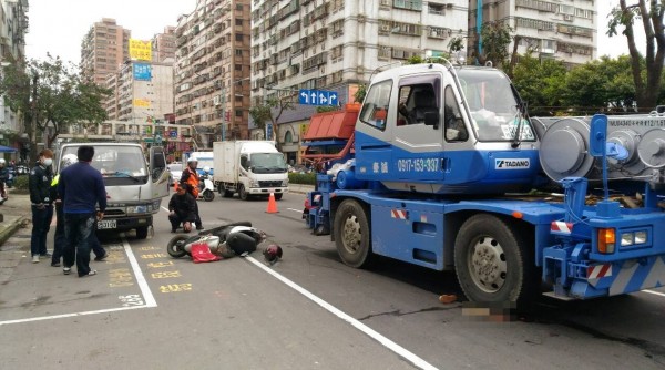 臨停路旁的白色小貨車開車門不慎，導致後方機車撞上，遭後方工程車輾過，一死一傷。（記者陳薏云翻攝）