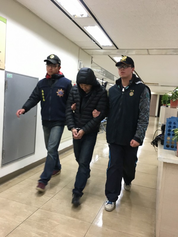 警方逮捕搶老婦人的莊嫌。（記者姚岳宏翻攝）