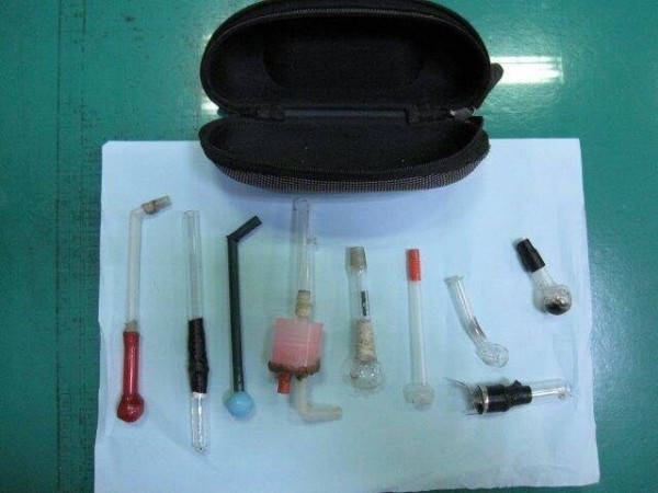 通緝犯朱晃成的吸食器放在眼鏡盒內，仍被眼尖的警方查獲。（記者林嘉東翻攝）