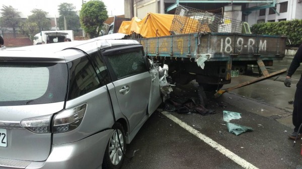 新竹縣一名潘姓男子今午駕駛自小客車行經湖口鄉復興路時，疑似一時恍神，攔腰衝撞停放路邊的一輛貨車，所幸潘男只是輕傷無大礙。（記者廖雪茹翻攝）