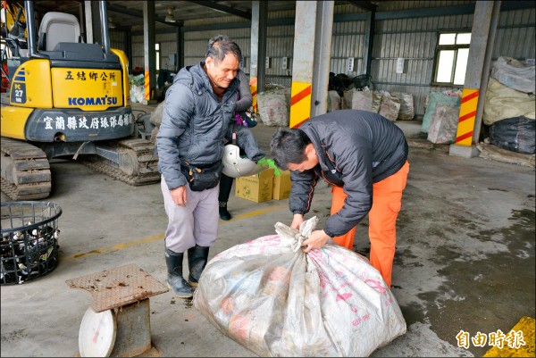 廢鐵、廢塑膠容器回收市價大跌，導致從事資源回收民眾收入大減。（記者朱則瑋攝）