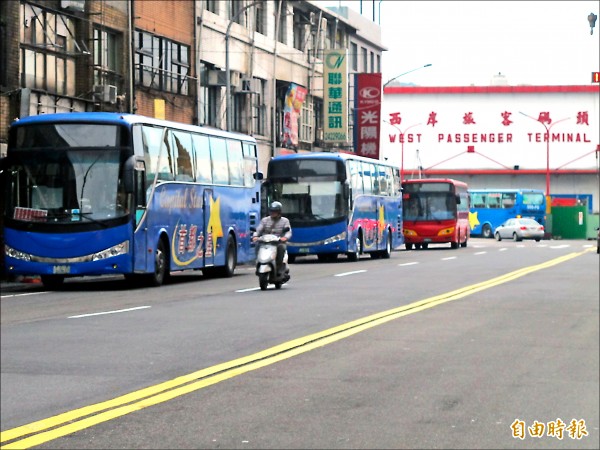 港務公司前天無預警告知要淨空土地，造成客運巴士昨天沿著港西街馬路停靠，造成車道擁擠。（記者俞肇福攝）