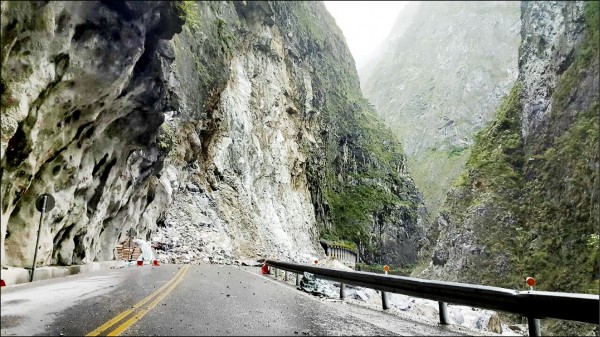 中橫公路錐麓隧道口附近27日深夜大規模山崩，天祥風景區道路中斷，國家公園沿線燕子口步道、錐麓古道、綠水合流步道、天祥遊客中心及中橫故事館等遊憩服務據點都已暫停服務。（公路總局第四區養護工程處提供）