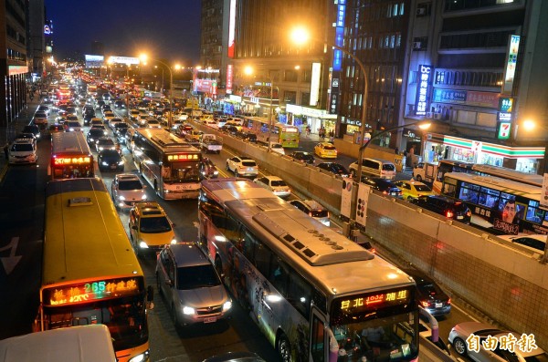 台北市警察局為維護春節連續假期交通順暢與行車秩序，規劃節前、節中及節後三階段交通疏導。（資料照，記者王藝菘攝）