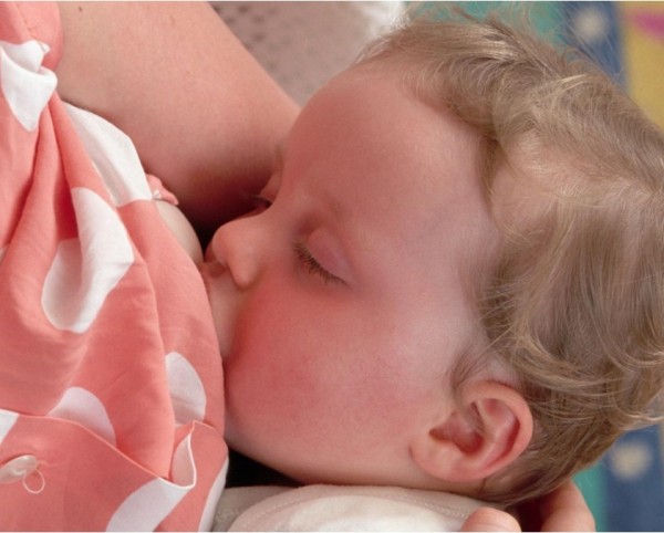 親餵母乳對婦女和孩童有極大助益。研究指出，整體社會氛圍以及嬰兒奶粉的行銷策略是親餵比例低的主因。（圖擷自獨立報）
