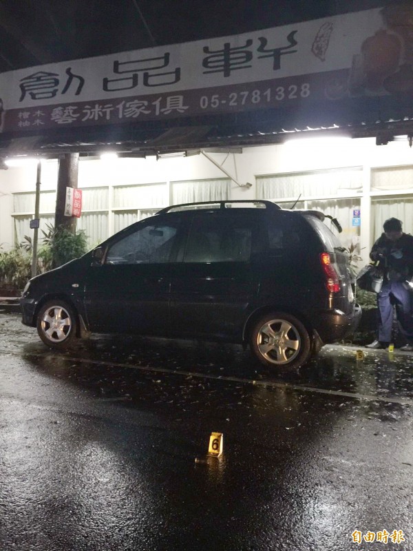 嘉市警局保安隊警員林進忠，在妻子開設的藝品店門口男子持霰彈槍槍擊，送醫搶救不治。（記者丁偉杰攝）