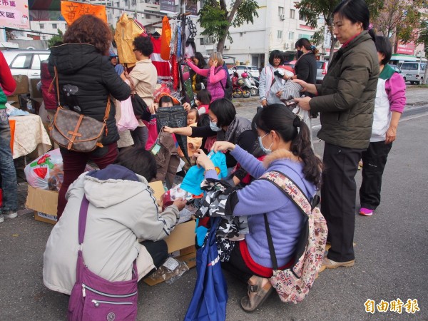 台東家扶愛市集義賣，一早就吸引許多民眾撿寶。（記者王秀亭攝）