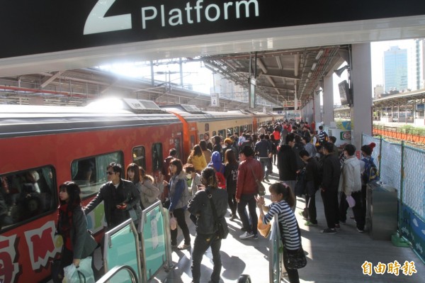 台鐵樹林、鶯歌間電車線掉落,造成桃園車站人潮大爆滿（記者謝武雄攝）