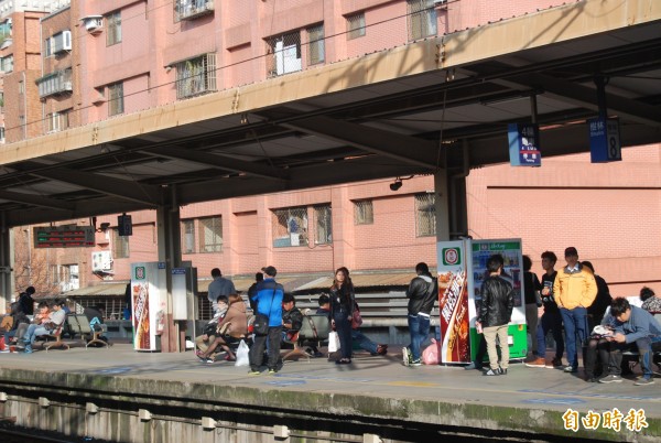 台鐵樹林站電線故障，不少民眾苦等在月台，表情盡是無奈與不滿。（記者張安蕎攝）