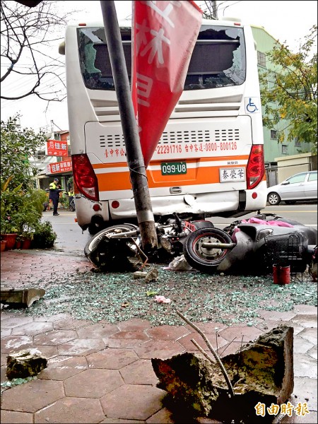 台中客運公車倒退滑行，撞倒2輛機車。（記者張軒哲攝）