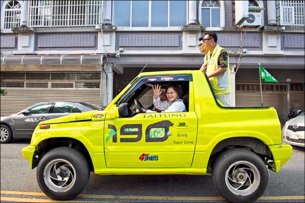 愛開車的準總統蔡英文，2014年幫黨籍台東市長參選人賴坤成助選時，曾親自開吉普車載賴坤成掃街。（取自網路）