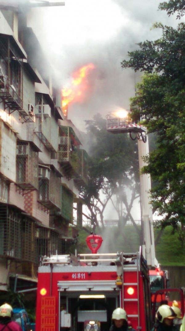 北市和豐街公寓頂樓加蓋發生火警，幸無人傷亡。（記者陳恩惠翻攝）