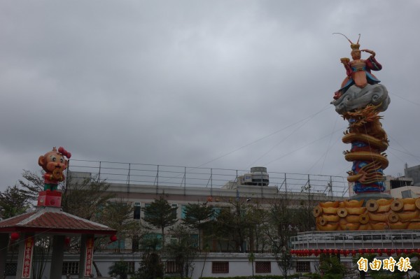 鹿港護安宮猴年花燈「霸氣」登台，除夕夜將提前點燈。（記者劉曉欣攝）