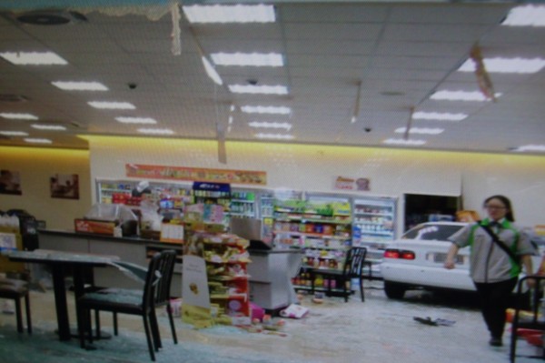 車子衝進彰化縣和美鎮彰新路便利商店。還好沒有人受傷。（記者劉曉欣翻攝）