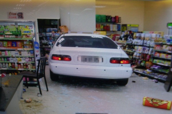 車子衝進彰化縣和美鎮彰新路便利商店。還好沒有人受傷。（記者劉曉欣翻攝）