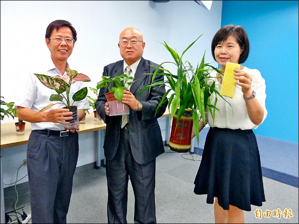 新竹市副市長李宏生（中）請辭獲准，為市府人事投下震撼彈。（記者洪美秀攝）