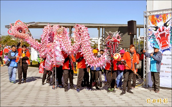 市長邱炳坤（右一）說，龍在客家習俗中，是鎮煞降瑞的神獸，因此，客家龍必須具備大嘴、寬頭、小鰓、凸額、捲尾等特色，展現神龍的威武氣勢。（記者彭健禮攝）