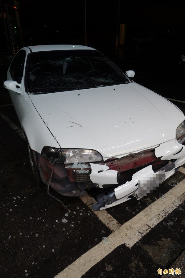 白色自小客車衝進彰化縣和美鎮彰新路便利商店，車頭受損。（記者劉曉欣攝）