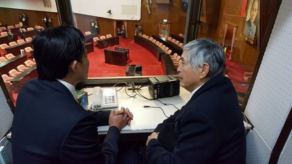 黃國昌與柯一正「舊地重遊」，他也提醒自己別忘記「2016年為了什麼走進來」。（圖擷取自黃國昌臉書）