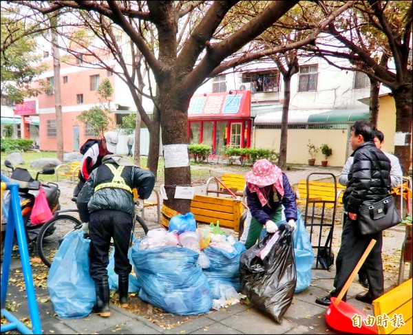 西屯區大福公園昨天終於有清潔人員清理垃圾。（記者張菁雅攝）