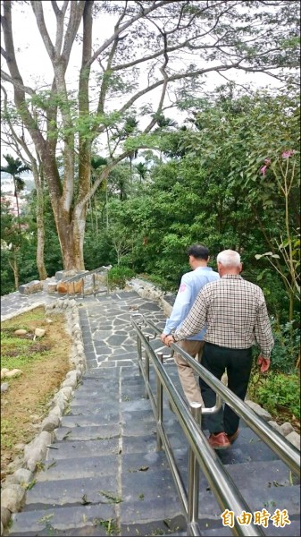西拉雅國家風景區管理處整修圓山公園，鋪設石板步道，並考量公園運動的老人家多，在石階加設扶手。（記者余雪蘭攝）