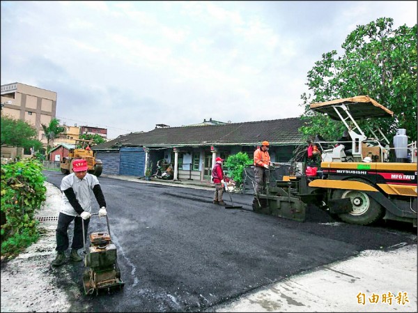 虎尾廉使里社區道路大翻修，重鋪柏油路面。（記者廖淑玲攝）