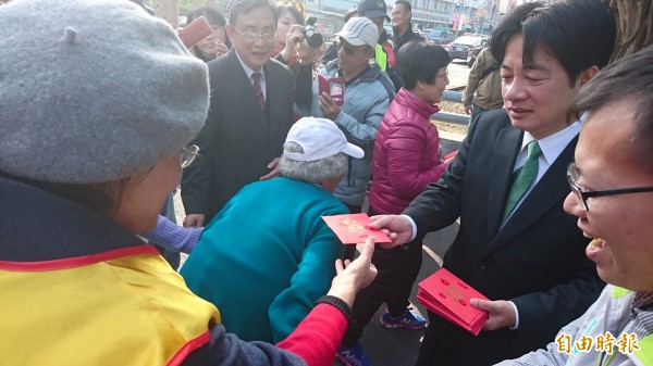 市長賴清德發送紅包。（記者洪瑞琴攝）