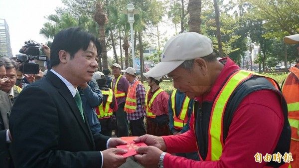 市長賴清德致贈基層工作人員紅包，感謝慰勉辛勞。（記者洪瑞琴攝）