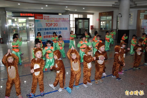 正修科技大學附設幼兒園40多名幼童，扮猴跳「猴子舞」慶過年。（記者黃旭磊攝）