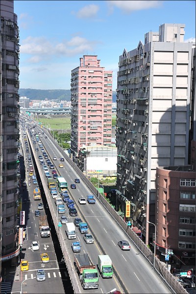 台北市將於春節期間拆除忠孝橋引道，影響新北市交通路況，預估從新莊經三重往台北市方向，塞車時間將多出30分鐘。圖為忠孝橋三重段。（交通局提供）