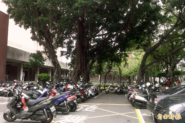 台南文化中心周邊機車停車格位調整，3月1日起取締違停。（記者劉婉君攝）