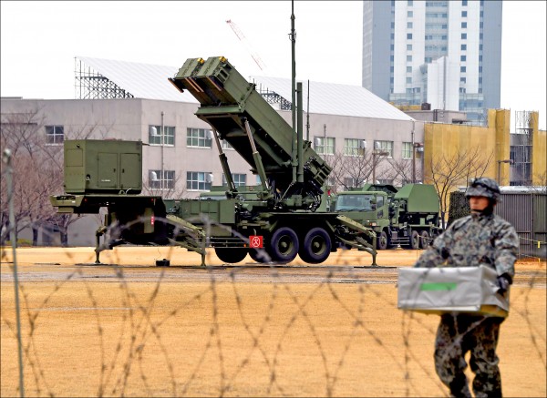 為因應北韓可能在近期發射飛彈，日本已加強警戒，並完成海上神盾艦及全國各地三十四座「愛國者三型」地對空攔截飛彈部署。圖為東京防衛省基地的愛國者飛彈發射器。（法新社）