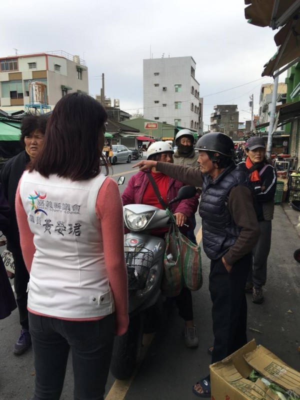 議員黃嫈珺近日表示，她接獲民眾陳情，當地的朴子市果菜市場外因民眾隨意停車、影響車流，但朴子分局的員警在取締違規時卻「態度輕挑」。（圖擷自黃嫈珺臉書）