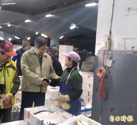 行政院長張善政今日清晨5點前往台北市漁產與農產品兩大批發市場視察。（記者蔡亞樺攝）