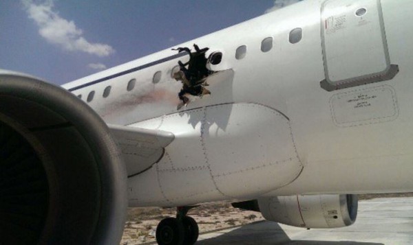 達洛航空（Daalo Airlines）2日一架班機突然發生爆炸，機身被炸出大洞。（圖取自推特）