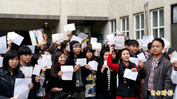 大學學測術科考試發生疑似答案用紙錯亂事件，多名考生及家長日前齊聚台北市師大附中考場外，集體抗議表達訴求。（記者吳柏軒攝）