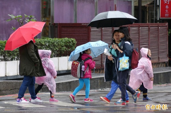 氣象局指出，今天全台各地有局部性的短暫雨，但雨勢不大。溫度方面，各地低溫普遍不到20度。（資料照，記者張嘉明攝）