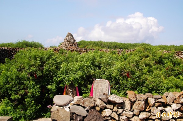 著名的七美人塚觀光景點，也曾是史前石器工廠遺址。（記者劉禹慶攝）