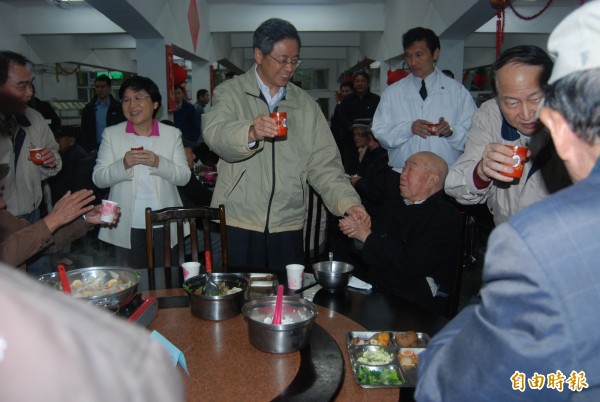 行政院長張善政（中）到訪台北榮譽國民之家，榮民們開心握著他的手，感謝他親臨探視。（記者張安蕎攝）