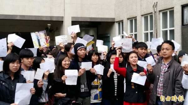 大學學測術科考試發生疑似答案用紙錯亂事件，多名考生及家長1月31日齊聚台北市師大附中考場外，集體抗議表達訴求。（資料照，記者吳柏軒攝）