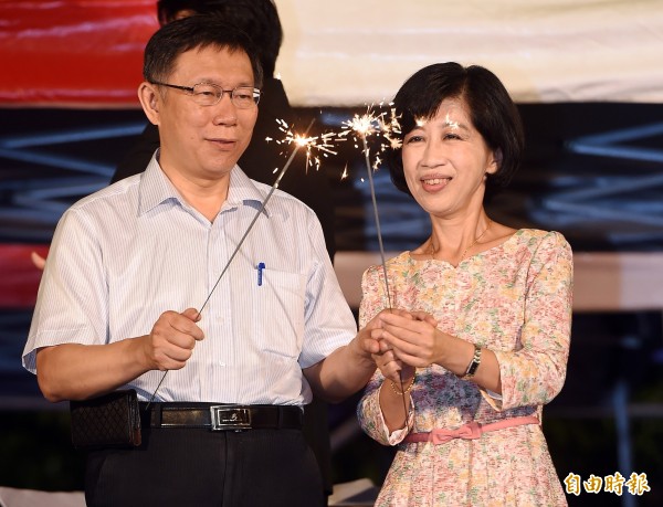 柯P坦承市長薪水比當醫生時還少,讓妻子佩琪更辛苦了。(資料照,記者廖振輝攝) 柯P坦承市長薪水比當醫生時還少,讓妻子佩琪更辛苦了。(資料照,記者廖振輝攝)