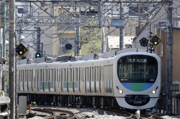 日本電車車廂內的吊環遭人惡意拆下螺絲，或刀具割下，從去年11月至今，已有330個吊環消失。（彭博）