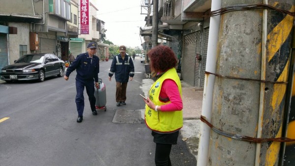 警方拖了瓦斯桶到楊姓男子住家。（記者周敏鴻翻攝）