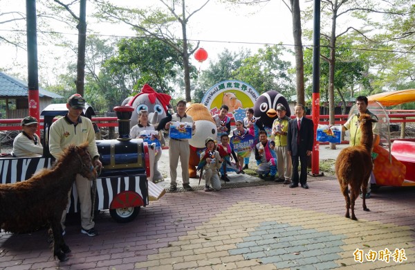 學甲頑皮世界野生動物園斥資百萬元再添購1部遊園車，免費供遊客搭乘遊園。（記者楊金城攝）