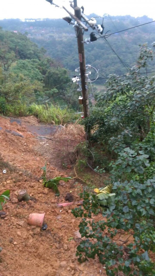 道路坍方無法通行，電線桿也倒塌，一度斷電。（記者黃捷翻攝）