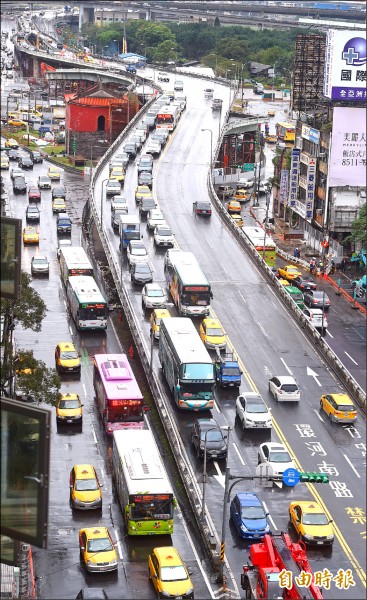 因應忠孝橋引道拆除工程可能引發塞車問題，雙北的疏導措施出爐。（資料照，記者簡榮豐攝）