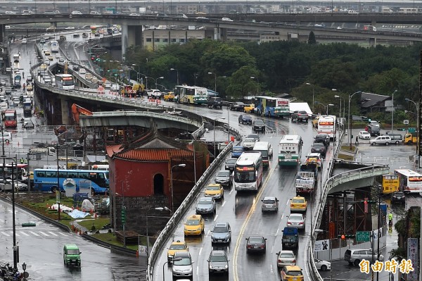 台北市政府將於農曆除夕至大年初七拆除忠孝橋引橋。（資料照，記者簡榮豐攝）