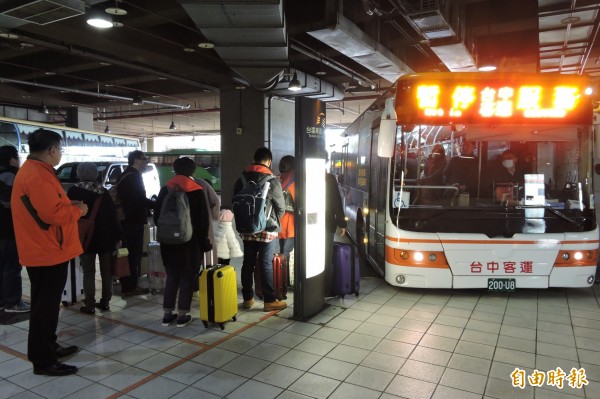 台中市府協調每十分鐘開一班公車到朝馬轉運站，交通局長王義川親自坐鎮。（記者何宗翰攝）