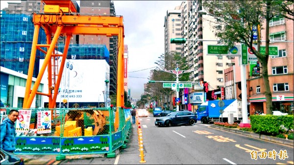 桃園區經國路污水下水道工程，去年六月開始施工，如今仍未完工，民眾抱怨不已。
（記者謝武雄攝）